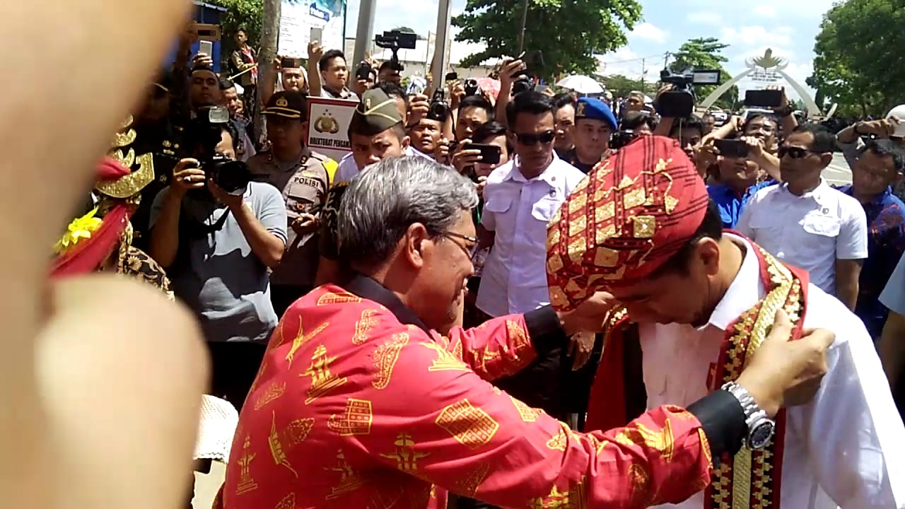 Presiden RI Ir.Hi Joko Widodo Di Sambut Bupati Loekman Saat Tiba Di Lampung Tengah