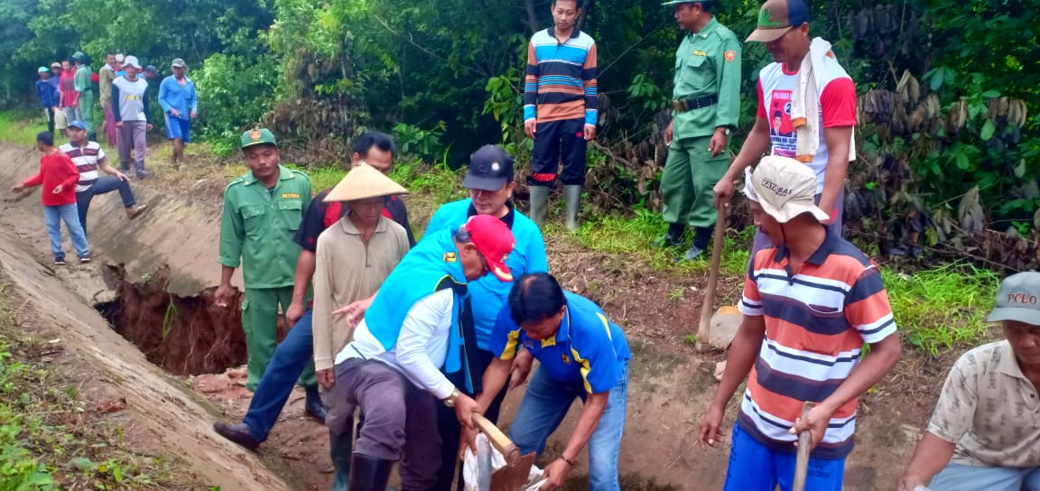 Bupati Lamteng Loekman Bersama Warga Gotong Royong Perbaiki Tanggul Yg Jebol